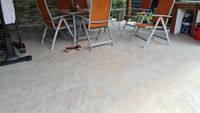 Terrasse mit oranger Sitzgarnitur und Keramik Gea Sand 80x40x2cm Boden