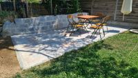 Garten Sitzecke mit Steinmauer und Granit Histora Pur R&ouml;m.Verband